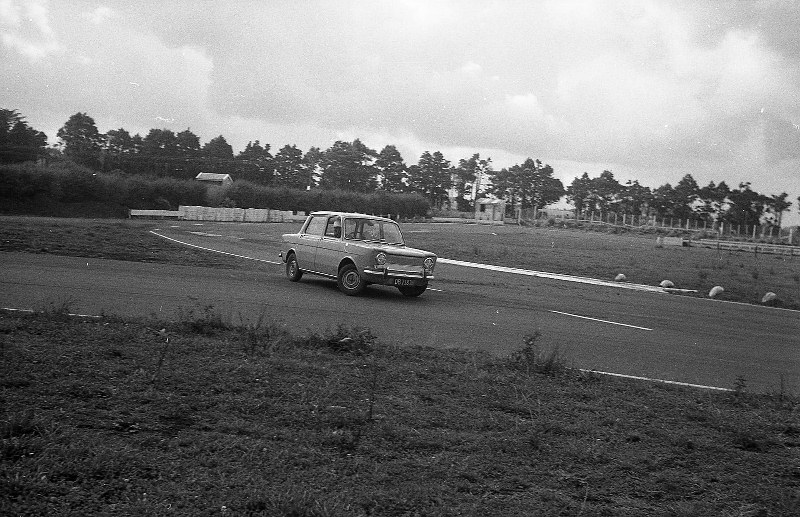 Name:  Pukekohe 1967 #063 B ACC Club Circuit April 1967 Simca 1000 Ralph Emson sliding Club Corner John.jpg
Views: 446
Size:  166.1 KB