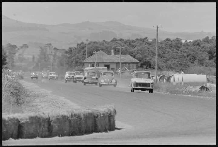 Name:  Motor Racing Mt Maunganui #033 1962 Small Saloons A40 VW Mini etc Graeme Kennish .jpg
Views: 314
Size:  35.6 KB