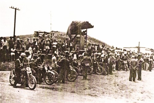 Name:  Motor Racing Waiheke #143 Photo 1949 NZ TT bikes line up at start Senior TT- - arch Barnstormers.jpg
Views: 355
Size:  80.7 KB