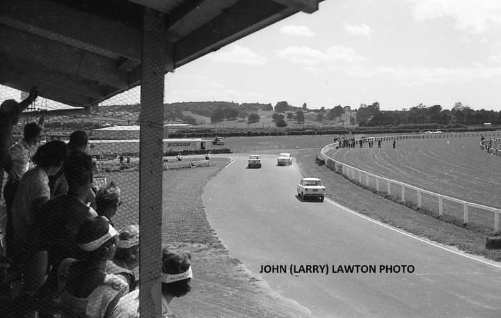 Name:  NSCC 1965 #127 NSCC Feb 1965 Pukekohe Fiat 1500s Reynolds Vauxhall John Larry Lawton.jpg
Views: 610
Size:  42.1 KB