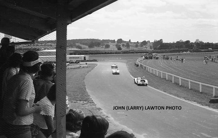 Name:  NSCC 1965 #133 Pukekohe NSCC 21 Feb 1965 Daimlers Q and Morgan the elbow John Larry Lawton (2).jpg
Views: 234
Size:  42.9 KB