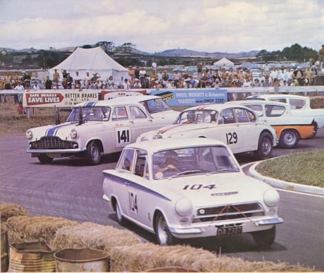 Name:  Jaguar Bob Jane #064 Pukekohe Jan 1965 GP Saloon field Fahey Jane colour arch Shell Book Euan Sa.jpg
Views: 882
Size:  43.6 KB