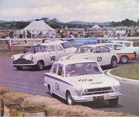 Name:  Jaguar Bob Jane #064 Pukekohe Jan 1965 GP Saloon field Fahey Jane colour arch Shell Book Euan Sa.jpg
Views: 358
Size:  43.6 KB