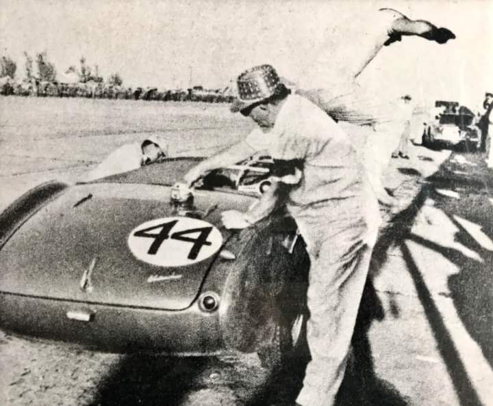 Name:  Sebring 1955 #052 Sebring 1955 SPL258BN #44 Stirling Moss leaping out of car arch Clas Arleskar.jpg
Views: 156
Size:  60.9 KB