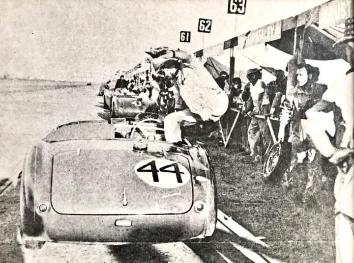 Name:  Sebring 1955 #055 Sebring 1955 SPL258BN #44 refueling Stirling Moss leaping into car arch Clas A.jpg
Views: 157
Size:  69.3 KB
