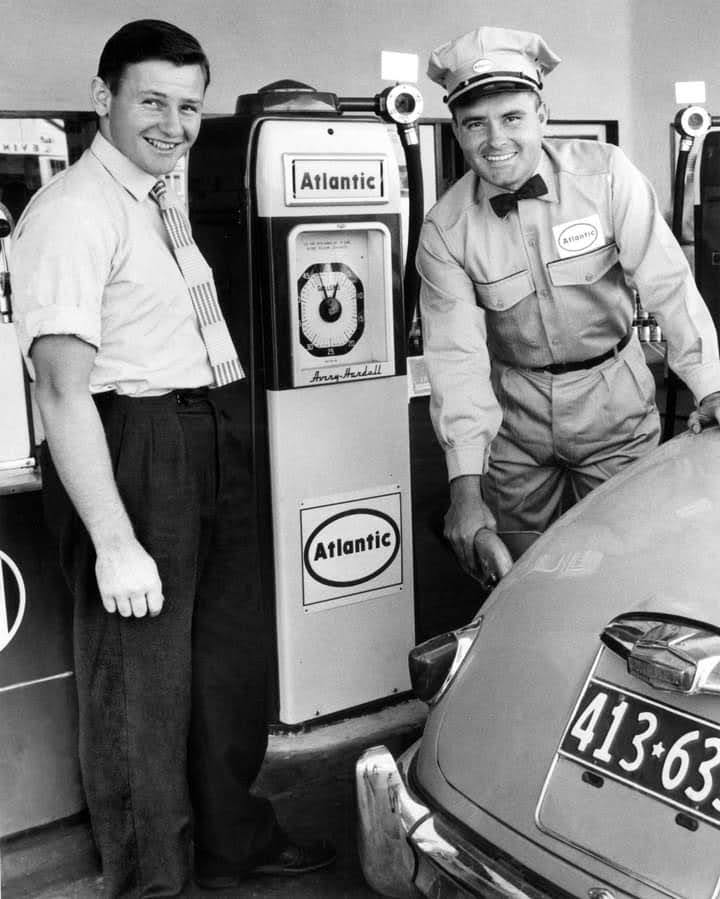 Name:  Garage #138 Bruce McLaren and Attendent Atlantic w Jaguar NZ 1956 - 61 plate 1960s B McLaren arc.jpg
Views: 279
Size:  71.8 KB