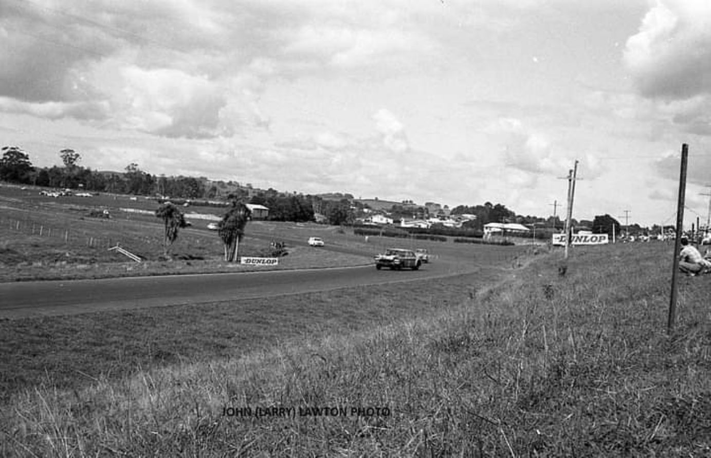 Name:  Pukekohe 1965 #0468 Colin Lumsden De Soto over Dunlop - Rothmans Davd Simpson Anglia ACC meeting.jpg
Views: 498
Size:  170.1 KB