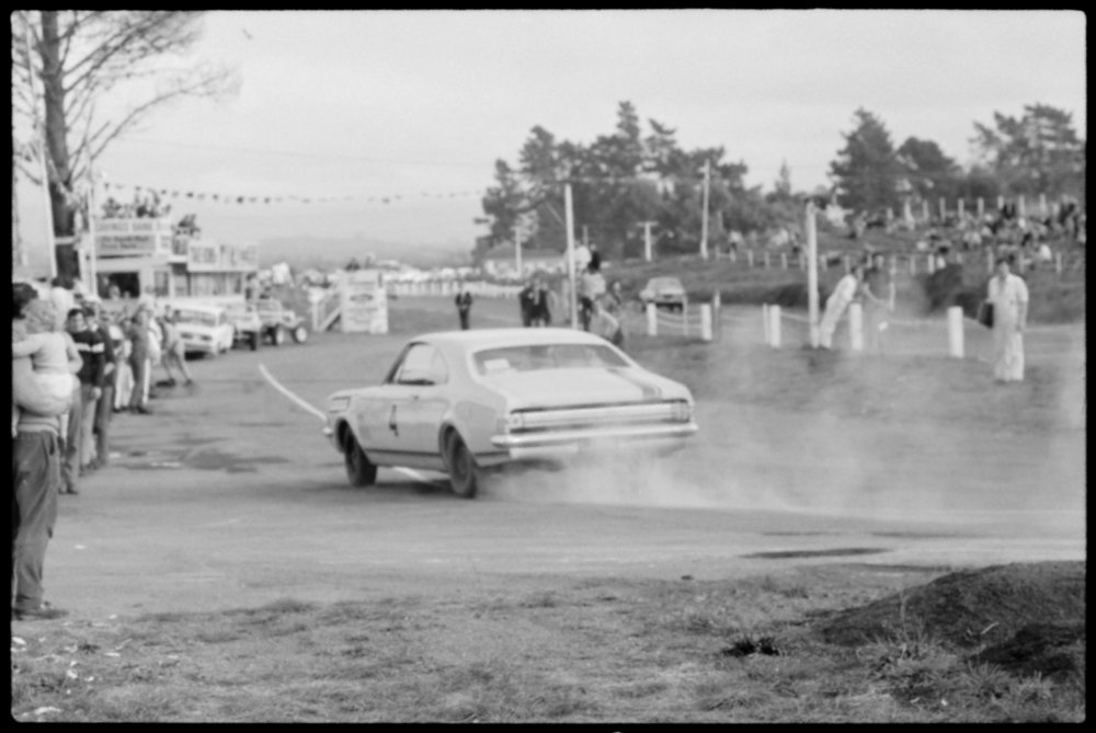Name:  Baypark #172 Jim Palmer Monaro trouble for Brian Scobie Glenvale 100 1970 BoP photo news #98 25 .jpg
Views: 128
Size:  82.1 KB