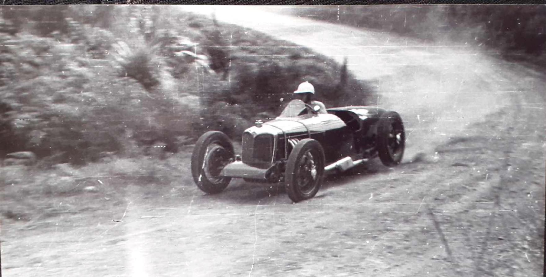 Name:  NSCC 1950 #0121 Riley at metal Hill Climb - dark colour  1950's - image Graeme Wells arch Anthon.jpg
Views: 199
Size:  177.5 KB