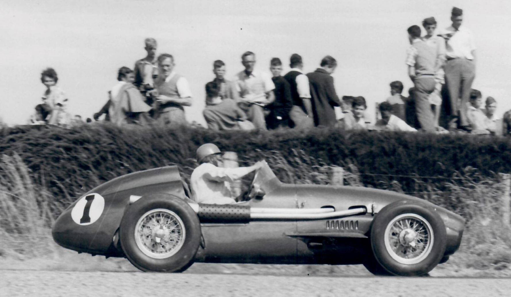 Name:  Ryal Bush 1956 #051 1956. Ryal Bush. Reg Parnell. Ferrari #1 173 kb Graham Woods.jpg
Views: 612
Size:  173.5 KB