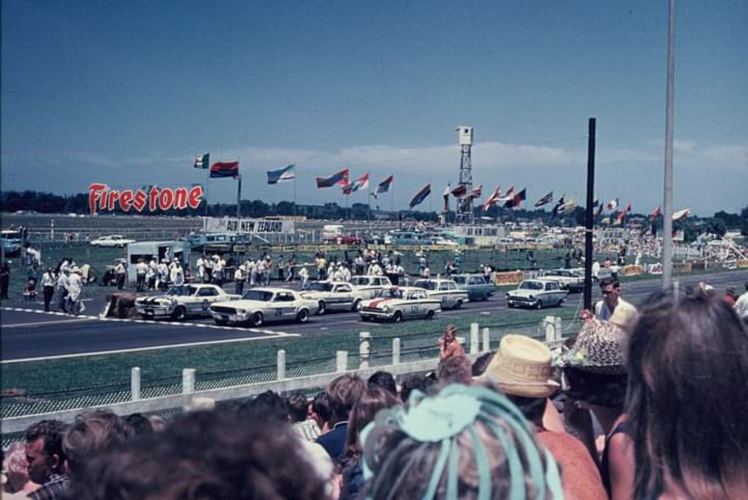 Name:  Pukekohe 1968 #051 Sallon Car grid at GP meeting Jan 1968 photo Frank Fenwick arch Steve Elliott.jpg
Views: 569
Size:  177.3 KB