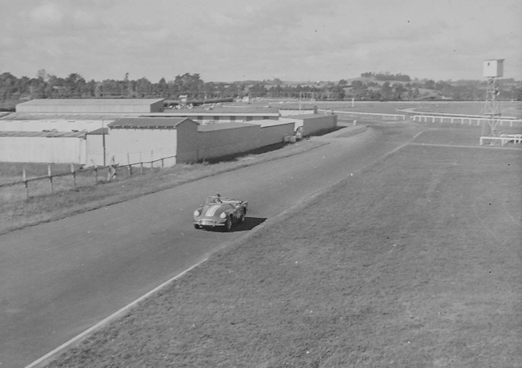 Name:  Pukekohe 1965 #073 Trevor Sheffield Daimler Dart SP250 176 kb arch Tony Growden .jpg
Views: 543
Size:  176.9 KB