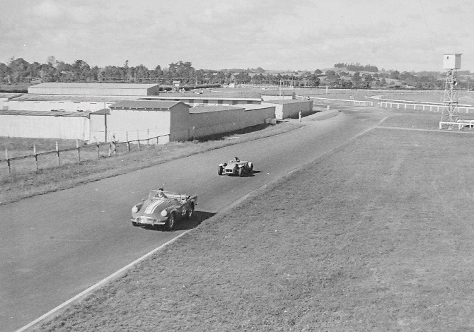 Name:  Pukekohe 1965 #074 Trevor Sheffield Daimler Dart SP250 Norris Miles Lotus Super 7 176 kb arch To.jpg
Views: 532
Size:  176.9 KB