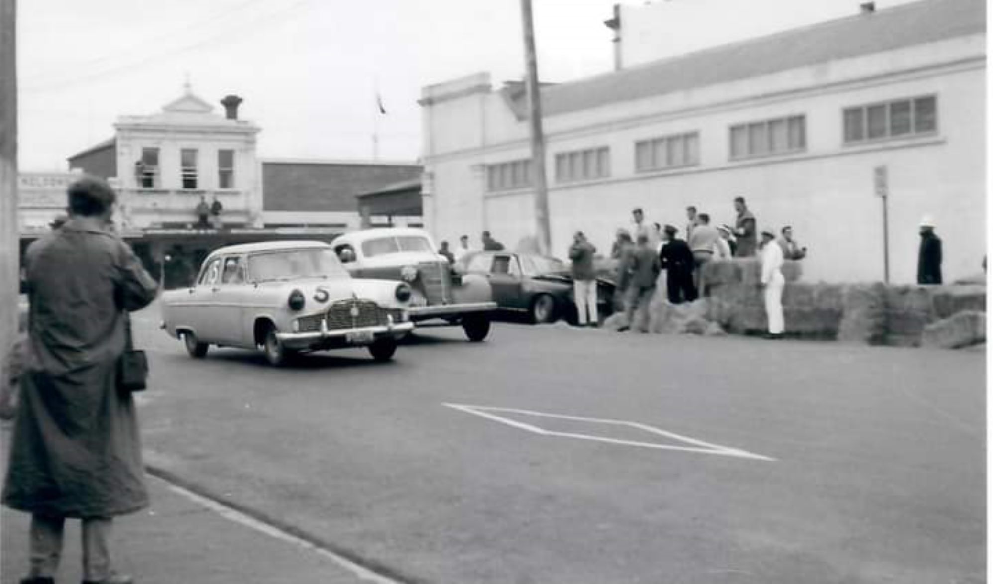 Name:  Waimate 1964 #020 Waimate 1964 Saloon Race #8 last race - Ernie Sprague in bales 4 moved back Ze.jpg
Views: 1344
Size:  140.4 KB