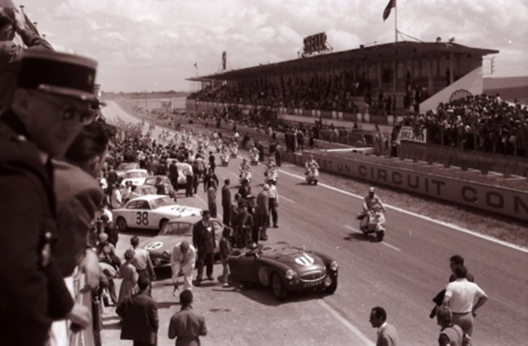 Name:  AH 100S #456 OON441 SPL258BN Reims 12 hr Race 14 Jul 1957 Hudson - Kellett the start 180kb arch .jpg
Views: 9
Size:  180.6 KB
