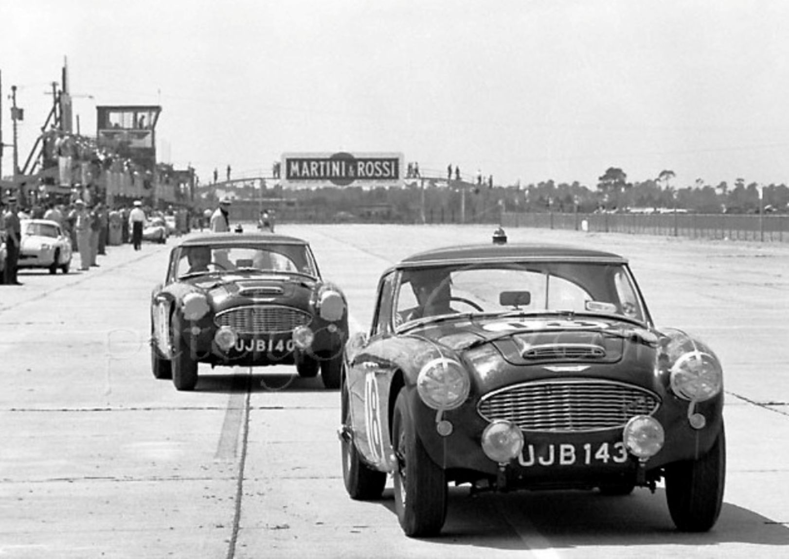 Name:  Sebring 1960 #062 AH 3000 #18 UJB143 in front of UJB140 -the practice = spare car out from pits .jpg
Views: 328
Size:  179.1 KB