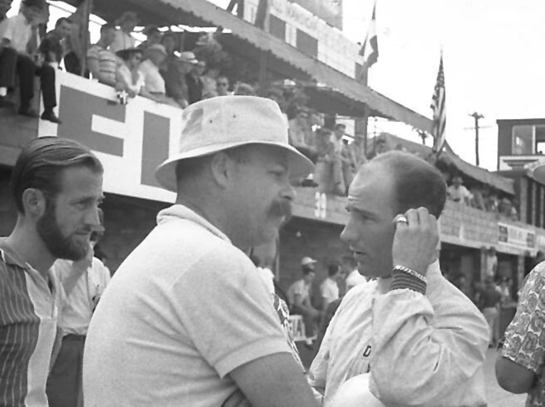Name:  Sebring 1960 #059 Geoffrey Healey Stirling Moss in pits - Moss drove for Maserati 26 March 1960 .jpg
Views: 318
Size:  177.9 KB
