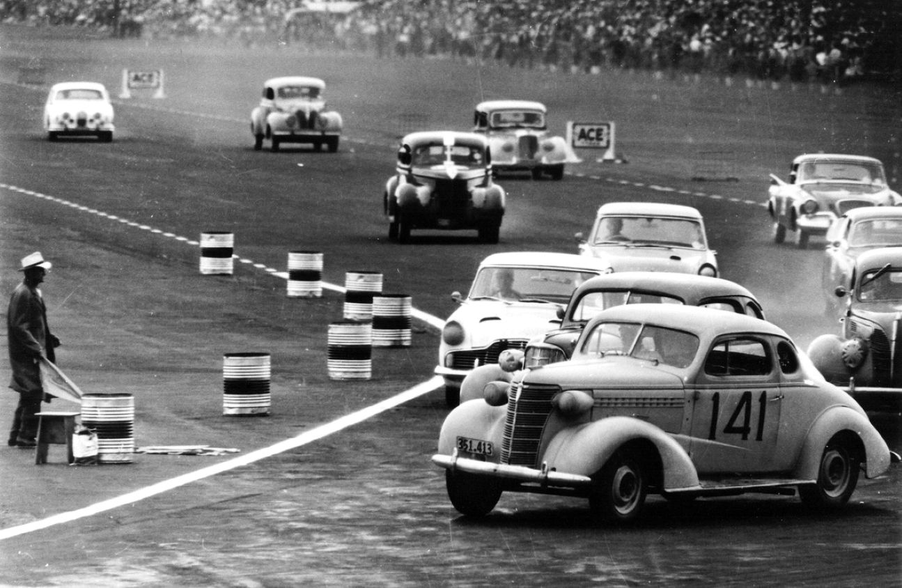 Name:  Ardmore 1962 #032 Ardmore Saloon Race Event 8, George Dixon Chev, w Zephyrs Alvis Studebaker Jag.jpg
Views: 171
Size:  178.7 KB