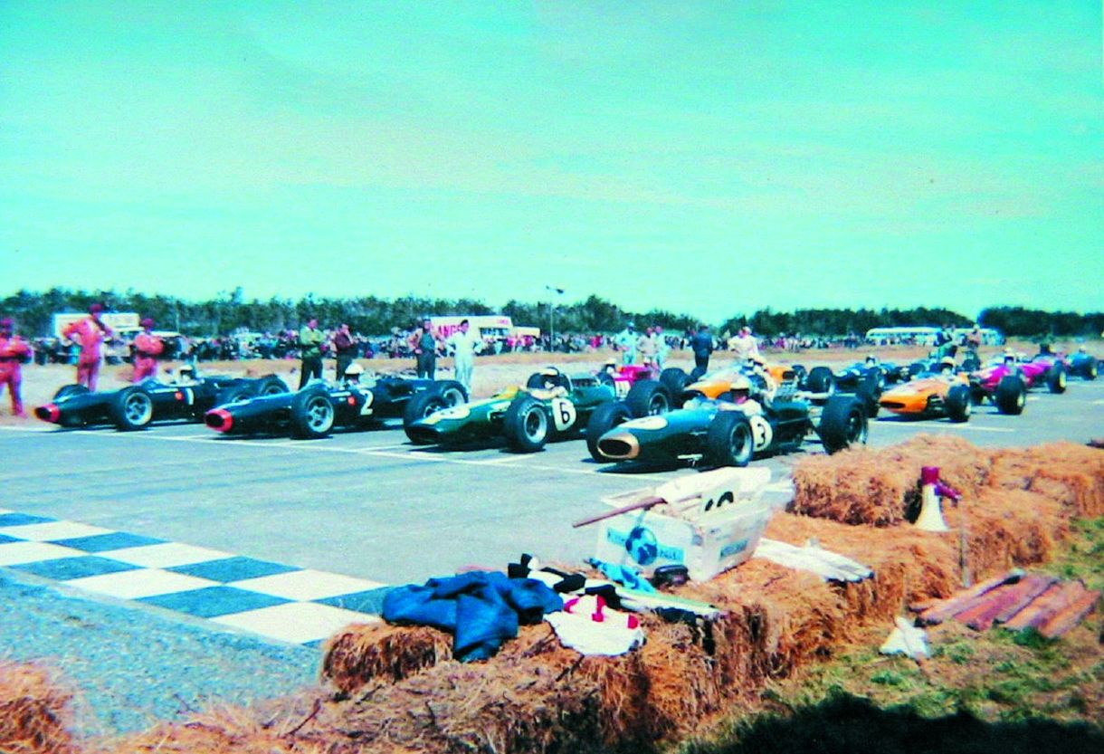Name:  Motor Racing NZ #269 Teretonga 1967 Start International Hulme #3 Brabham pole Clark Lotus Attwoo.jpg
Views: 132
Size:  180.5 KB