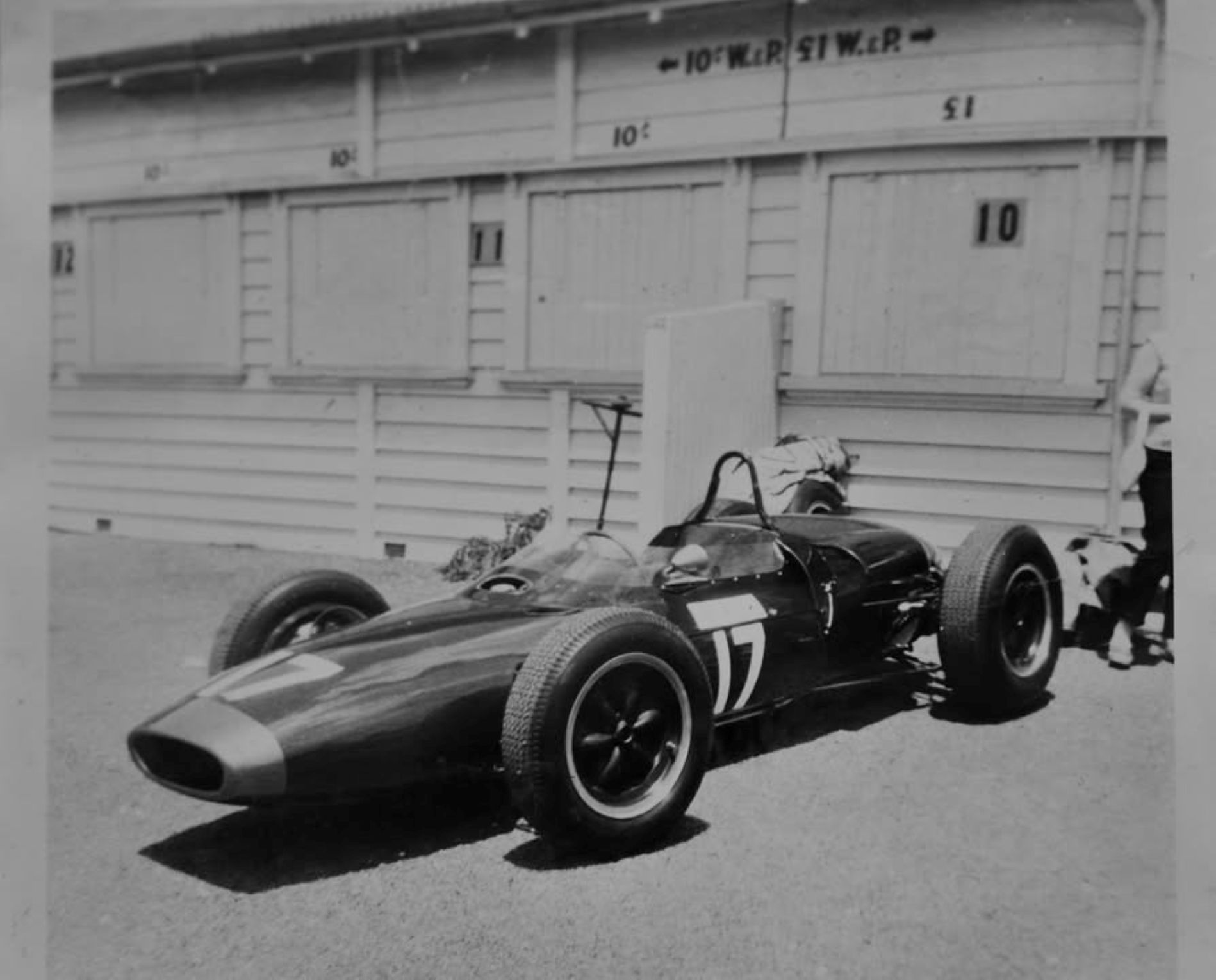 Name:  Pukekohe 1965 #150 1965 GP meeting John Riley 2.5 Lotus 18-21 #17 arch CAN AD Photo Arthur Uden.jpg
Views: 106
Size:  179.2 KB