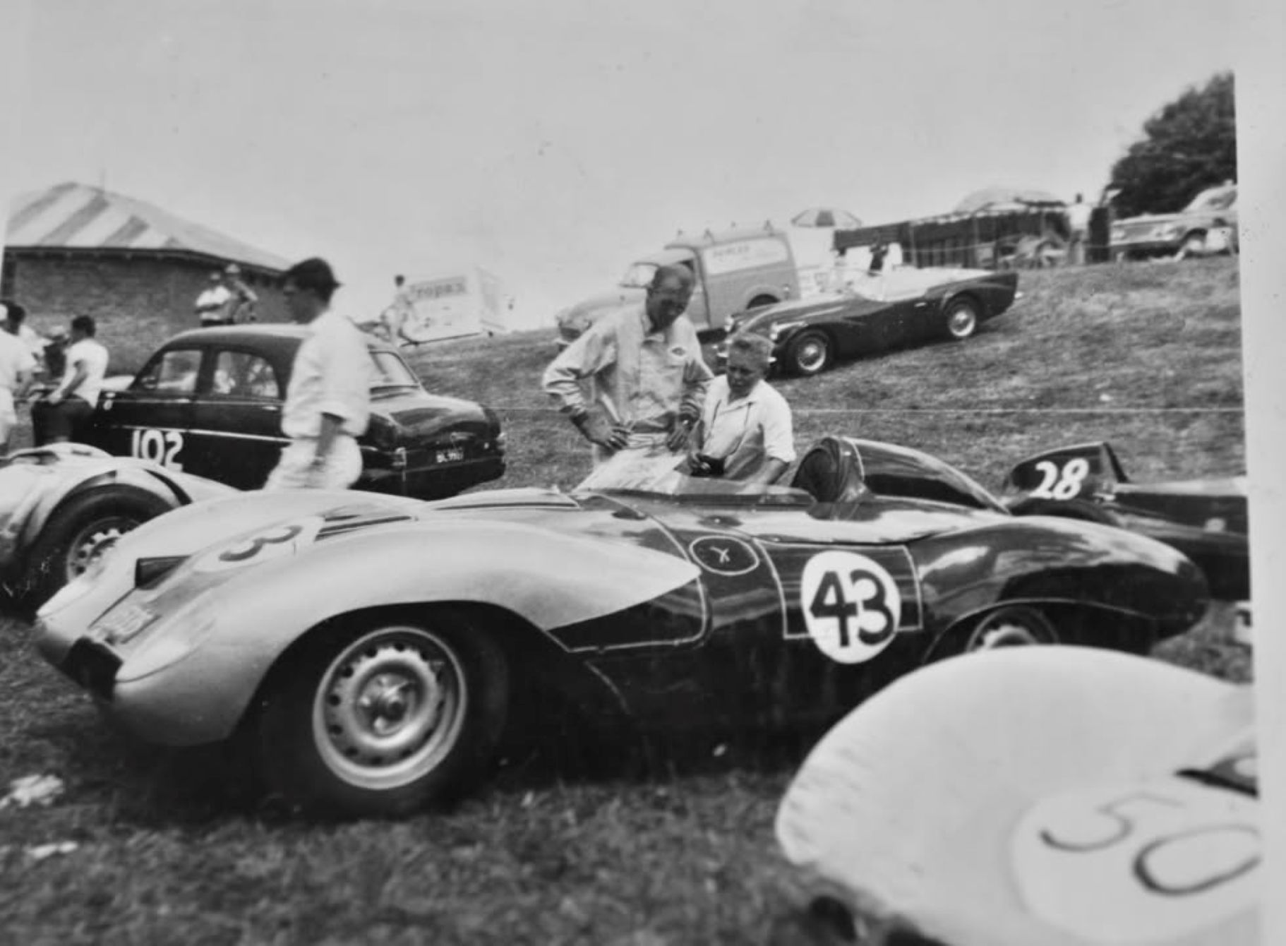 Name:  Pukekohe 1965 #156 1965 GP meeting Tojeiro Jaguar #43 owner Ian Green before Brent Hawes arch CA.jpg
Views: 102
Size:  179.8 KB