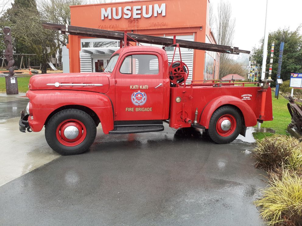 Name:  Vintage #322 Ford V8 1952 model EK6077 Fire Engine Katikati side 20250912 Roger Dowding.jpg
Views: 45
Size:  178.0 KB