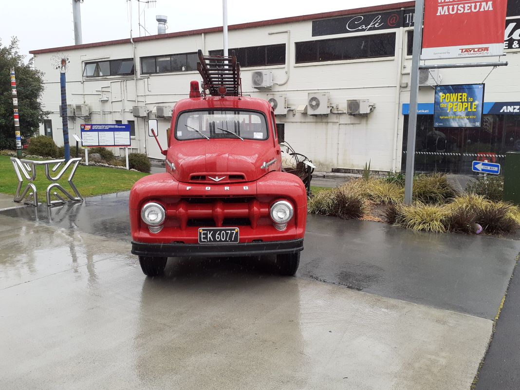 Name:  Vintage #323 Ford V8 1952 model EK6077 Fire Engine Katikati front Reg 23 Jan 1953 20250912 Roger.jpg
Views: 43
Size:  178.9 KB