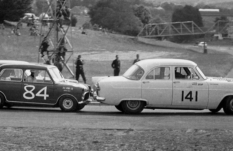 Name:  Pukekohe 1965 #21 Elbow Mini chasing Zephyr Corvette Terry Marshall .jpg .jpg
Views: 1458
Size:  92.0 KB