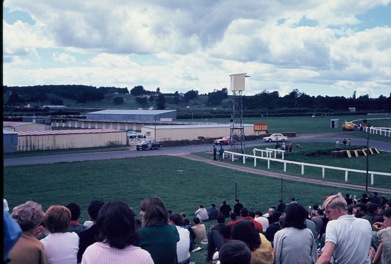 Name:  Pukekohe 1965 #126 Gold Leaf Fiat Healey - B Dunster Cortina archives Ian Tilley (3) (800x540).jpg
Views: 786
Size:  137.2 KB