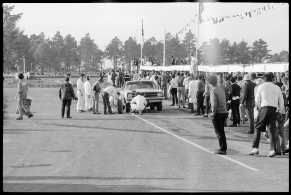 Name:  Baypark #173 Jim Palmer Monaro Glenvale 100  Pit Stop 1970 BoP photo news #98 25 July 1970 Bop a.jpg
Views: 110
Size:  96.3 KB