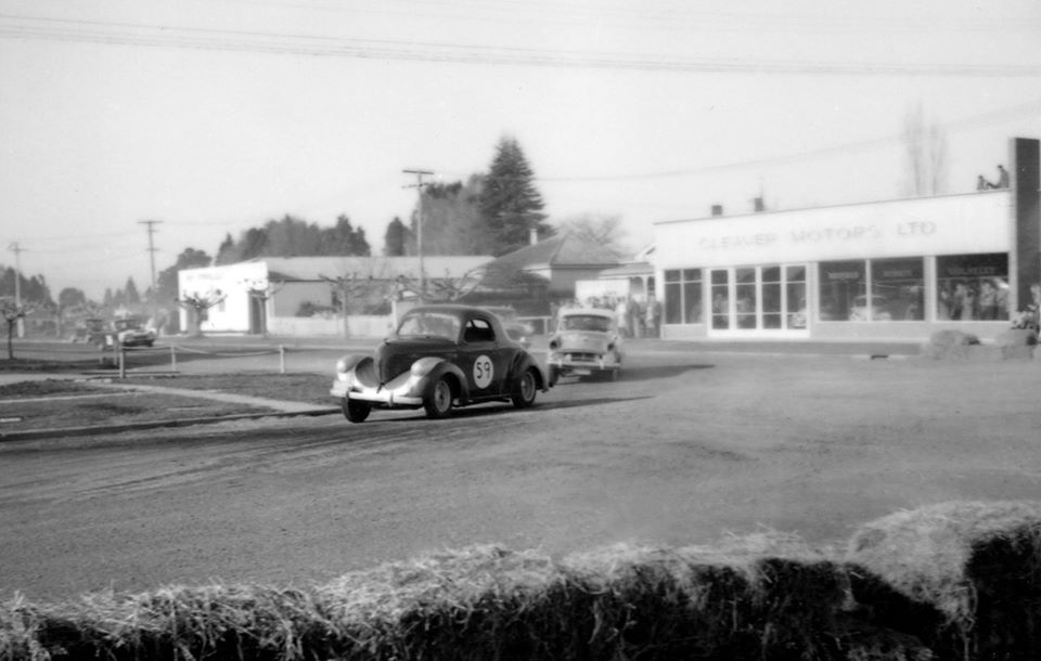 Name:  Motor Racing Matamata #43 1964 Willys Dawson Humber Zephyr Consul 315  A Boyle in building - Ros.jpg
Views: 1971
Size:  62.7 KB