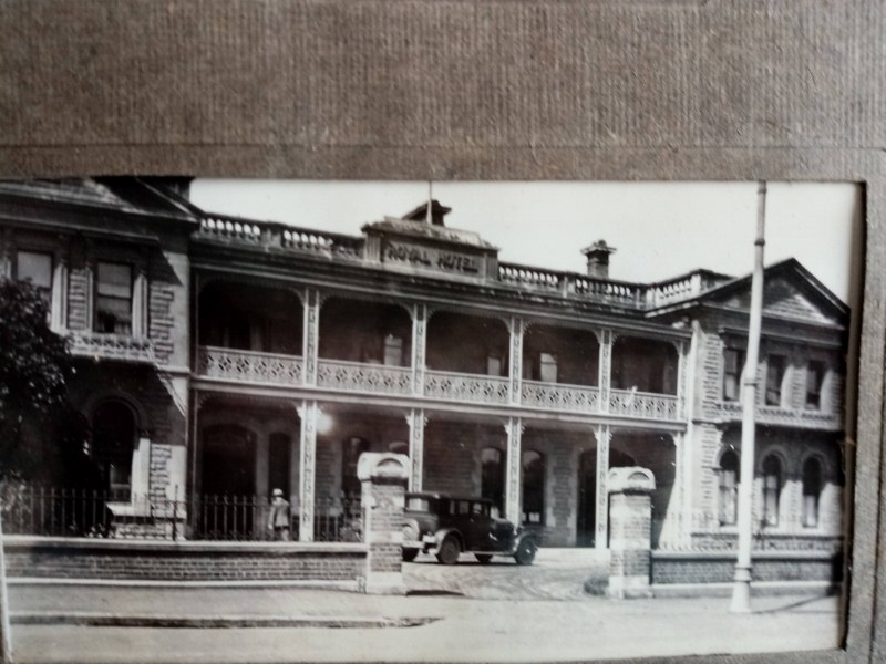 Name:  Family #292 Nash 1925 approx outside Royal Hotel Aunty Dolly Uncle Frank (800x600).jpg
Views: 611
Size:  123.7 KB